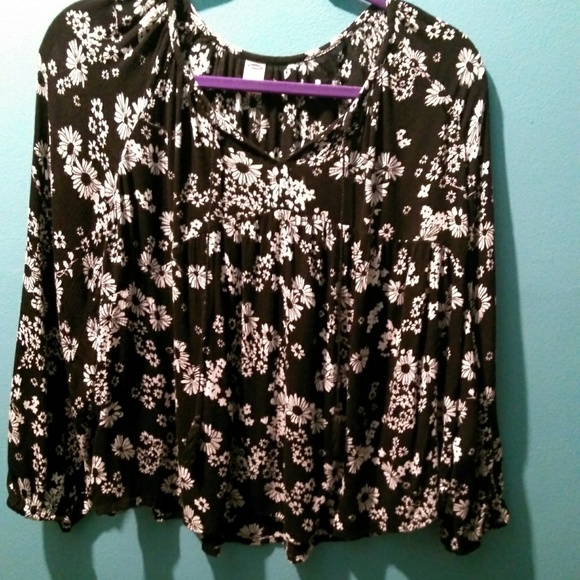 Black Fun Floral Top Old Navy & Adorable size M - Picture 1 of 5